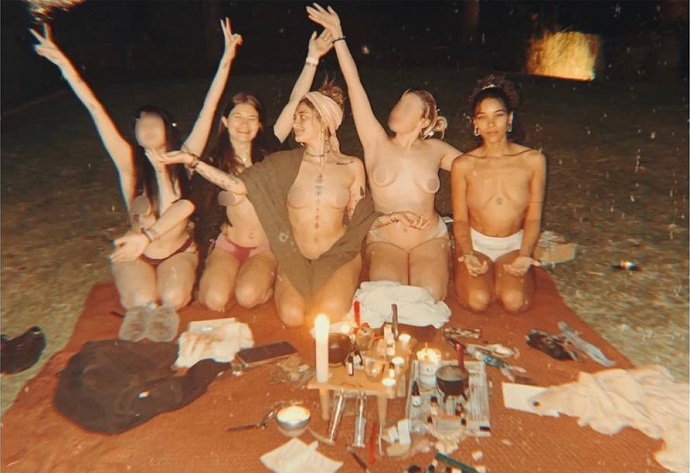 Обнаженная дочь Майкла Джексона Пэрис вместе с подругами совершила магический ритуал